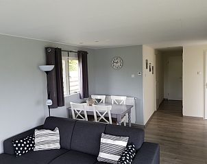 Essecke im Chalet Bregkoog 208, De Koog, Texel, mit einem gemtlichen Esstisch und moderner Einrichtung.