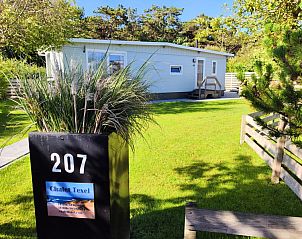 Chalet Bregkoog 207, vacation accommodation in De Koog, Texel with board and garden.