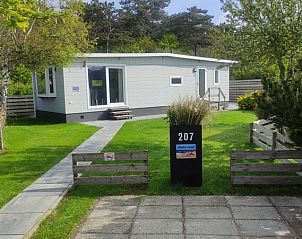 Entrance to Chalet Bregkoog 207 in De Koog, Texel surrounded by nature.