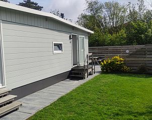 Side view of Chalet Bregkoog 207, vacation home in De Koog, Texel with terrace.
