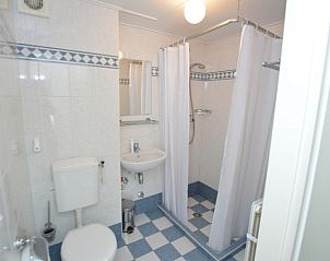 Fresh bathroom in Apartment Kerckeland 16 in De Koog, Texel with shower and light tiles.