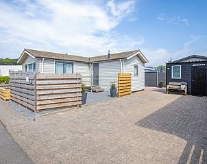 Entree van Chalet Bregkoog 88 in De Koog, Texel met ruime oprit en gezellige buitenruimte op Chaletpark Bregkoog.