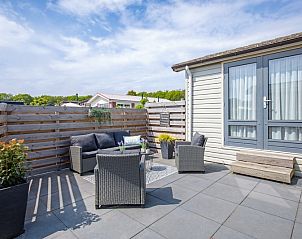 Zonnig terras bij Chalet Bregkoog 88 in De Koog, Texel met comfortabele zitplaatsen op Chaletpark Bregkoog.