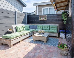 Knusse buitenlounge met groene kussens bij Chalet Bregkoog 88 in De Koog, Texel op Chaletpark Bregkoog.