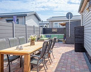 Gezellig ingerichte binnenruimte van Chalet Bregkoog 88 in De Koog, Texel met veel lichtinval op Chaletpark Bregkoog.