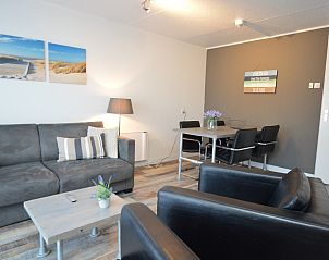 Gezellige zithoek in Motel Texel - Appartement 211/1P, De Koog, Texel, met comfortabele banken.