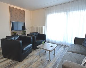 Moderne zithoek met televisie in Motel Texel - Appartement 211/1P, De Koog, Texel.