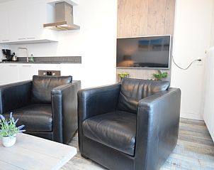 Knusse lounge met leren fauteuils in Motel Texel - Appartement 211/1P, De Koog, Texel.