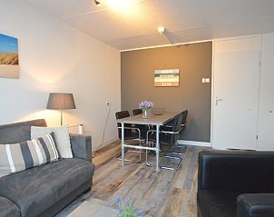 Eetgedeelte in Motel Texel - Appartement 211/1P, De Koog, Texel, met ruime eettafel.