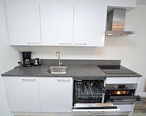 Keuken met vaatwasser in Motel Texel - Appartement 211/1P, De Koog, Texel, ideaal voor een comfortabel verblijf.
