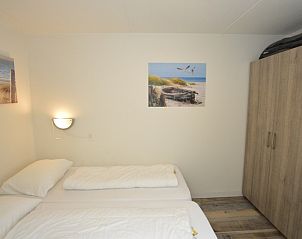 Slaapkamer met tweepersoonsbedden in Motel Texel - Appartement 211/1P, De Koog, Texel, voor een goede nachtrust.