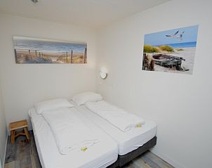 Gezellige slaapkamer in Motel Texel - Appartement 211/1P, De Koog, Texel, met stranddecoraties.