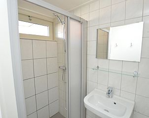 Frisse badkamer met douche in Motel Texel - Appartement 211/1P, De Koog, Texel, voor een verkwikkende start van de dag.