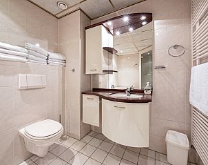 Luxury bathroom with modern amenities in Resort De Buteriggel Apartment 1, De Koog, Texel.