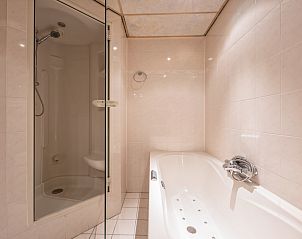 Modern shower and bath in Resort De Buteriggel Apartment 1, located in De Koog, Texel.