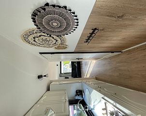 Gerumige Kche im Chalet Bregkoog 253, De Koog, Texel mit modernen Annehmlichkeiten und stilvoller Dekoration.