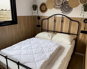 Gemtliches Schlafzimmer im Chalet Bregkoog 253, De Koog, Texel mit bequemem Doppelbett und beruhigender Dekoration.