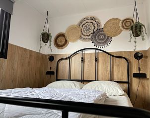 Schlafzimmer mit Doppelbett im Chalet Bregkoog 253, De Koog, Texel bietet eine gemtliche und entspannte Atmosphre.