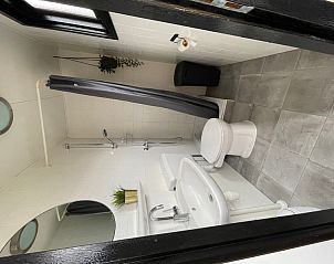 Modernes Badezimmer im Chalet Bregkoog 253, De Koog, Texel mit Dusche, Waschbecken und Toilette fr optimalen Komfort.