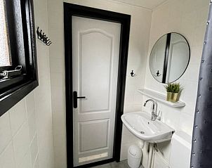 Kompaktes Badezimmer im Chalet Bregkoog 253, De Koog, Texel, mit praktischen Annehmlichkeiten und schlichter Ausfhrung.