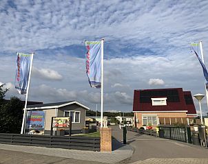 Eingang zum Chaletpark Bregkoog in De Koog, Texel mit Flaggen und einladender Umgebung fr einen herrlichen Urlaub.