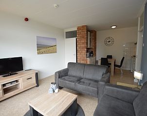 Open living space in Apartment Kerckeland 122 on Texel with access to the kitchen.