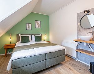 Modern bedroom with sink in De Boomleeuwerik vacation home, De Koog, Texel, ideal for a relaxing stay.