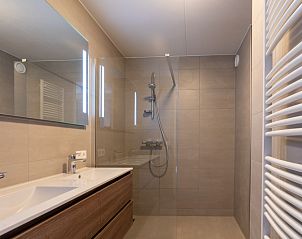 Stylish bathroom with walk-in shower in Apartment Juliana 046 Island and Sea View, De Koog, Texel.