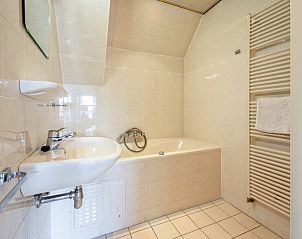 Luxurises Badezimmer mit Badewanne im Resort De Buteriggel - Apartment 0, De Koog, Texel, ideal zum Entspannen.