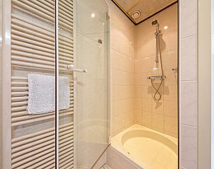 Moderne Duschkabine im Resort De Buteriggel - Apartment 0, De Koog, Texel fr ein erfrischendes Erlebnis.