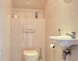 Stilvolles Toilettenzimmer im Resort De Buteriggel - Appartement 0, De Koog, Texel mit modernen Annehmlichkeiten.