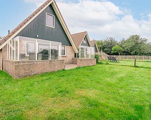 Gemtliches Ferienhaus Nieuwlanderweg 77 in De Koog, Texel, mit grner Umgebung und sonniger Terrasse fr einen perfekten Urlaub auf den Watteninseln.