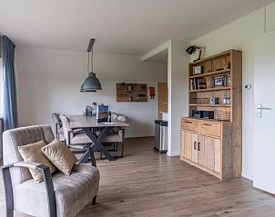 Esszimmer im Nieuwlanderweg 77, De Koog, Texel, mit gemtlicher Einrichtung und viel Tageslicht, ideal fr Familienessen auf den Watteninseln.