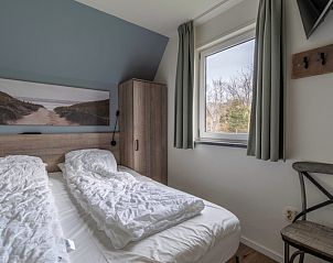 Attraktives Schlafzimmer im Nieuwlanderweg 77, De Koog, Texel, mit Doppelbett und erholsamer Aussicht auf die Natur der Watteninseln.