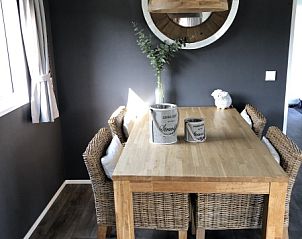 Gemtliche Essecke im Chalet Bregkoog 226, Chaletpark Bregkoog, De Koog, Texel, mit Holztisch und Sthlen.