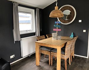 Essecke mit Korbsesseln im Chalet Bregkoog 226, Chaletpark Bregkoog, De Koog, Texel, fr gemtliche Abendessen.