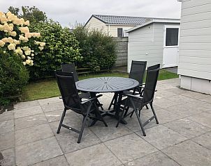 Auenbereich mit Gartenmbeln im Chalet Bregkoog 226, Chaletpark Bregkoog, De Koog, Texel, fr entspannte Sitzgelegenheiten im Freien.
