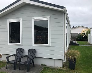 Vor dem Chalet Bregkoog 226, Chaletpark Bregkoog, De Koog, Texel, mit Sthlen zum Ausruhen und Entspannen.