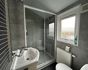 Modernes Badezimmer im Chalet Bregkoog 226, Chaletpark Bregkoog, De Koog, Texel, mit Dusche und Waschbecken.