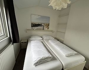 Hauptschlafzimmer im Chalet Bregkoog 226, Chaletpark Bregkoog, De Koog, Texel, mit bequemem Doppelbett.