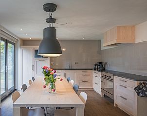 Modern kitchen in vacation home Orchismient 24, De Koog, Texel, with spacious dining table and stylish lighting.