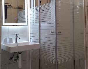 Modern bathroom in 't Kerckeland - Apartment Kerckeland 82, De Koog, Texel, equipped with a spacious shower and stylish finish.