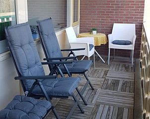 Cozy balcony of 't Kerckeland - Apartment Kerckeland 82, De Koog, Texel, with comfortable seating and views of nature.