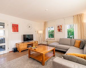 Modern living room in Holiday home Honeysuckle 61, De Koog, Texel with stylish furnishings.