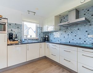 Fully equipped kitchen in Holiday home Kamperfoelie 61, De Koog, Texel with modern appliances.
