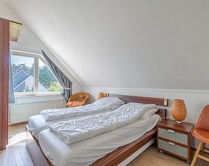 Comfortable bedroom with double bed in Holiday home Honeysuckle 61, De Koog, Texel.