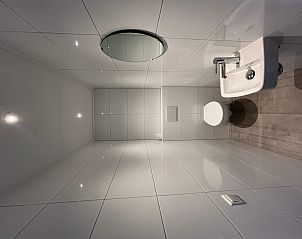 Modern bathroom in De Duinven vacation home De Koog Texel