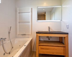 Luxury bathroom with bath in De Duinven vacation home De Koog Texel