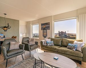 Gemtlicher Innenbereich des Appartements Juliana 150 Zeezicht, De Koog Texel, mit moderner Einrichtung und Meerblick.