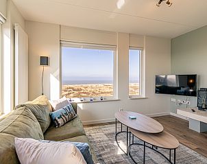 Wohnung Juliana 150 Zeezicht in De Koog Texel, Wohnzimmer mit groem Fenster und schner Aussicht auf die Kste.